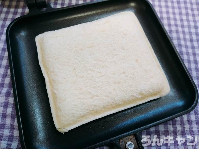 ホットサンドメーカーでチキンカレーのランチパックを重ね焼き（チキンハンバーグととろけるチーズをのせてアレンジレシピ）