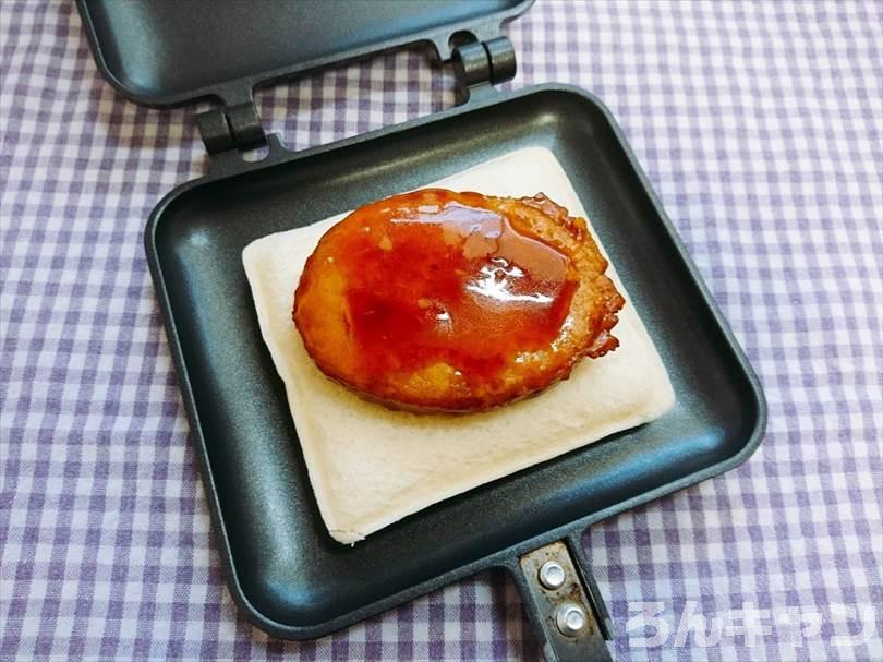 ホットサンドメーカーでチキンカレーのランチパックを重ね焼き（チキンハンバーグととろけるチーズをのせてアレンジレシピ）