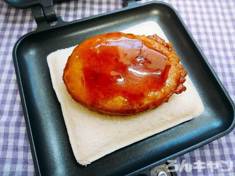 ホットサンドメーカーでチキンカレーのランチパックを重ね焼き（チキンハンバーグととろけるチーズをのせてアレンジレシピ）