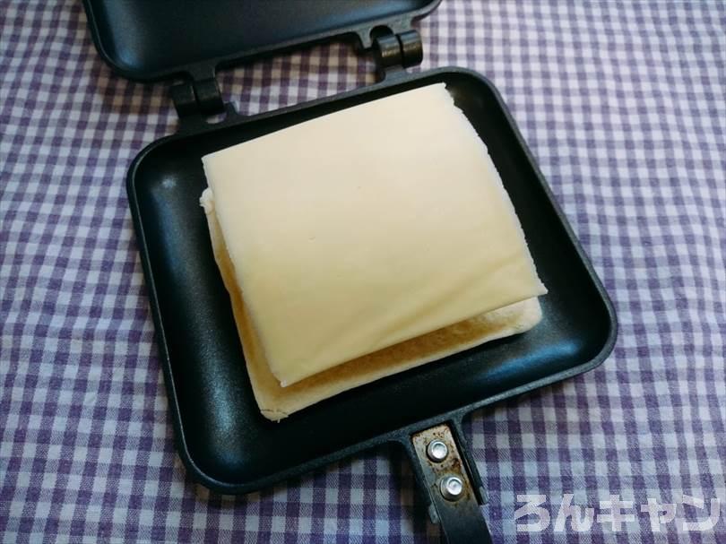 ホットサンドメーカーでチキンカレーのランチパックを重ね焼き（チキンハンバーグととろけるチーズをのせてアレンジレシピ）