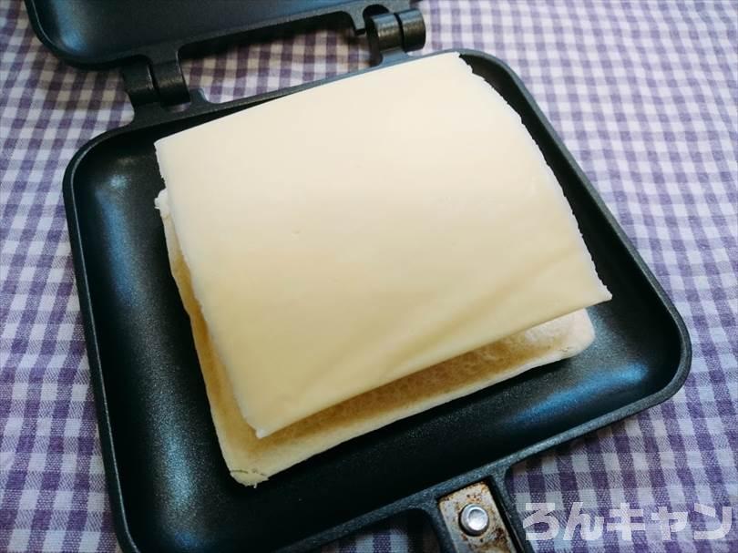 ホットサンドメーカーでチキンカレーのランチパックを重ね焼き（チキンハンバーグととろけるチーズをのせてアレンジレシピ）