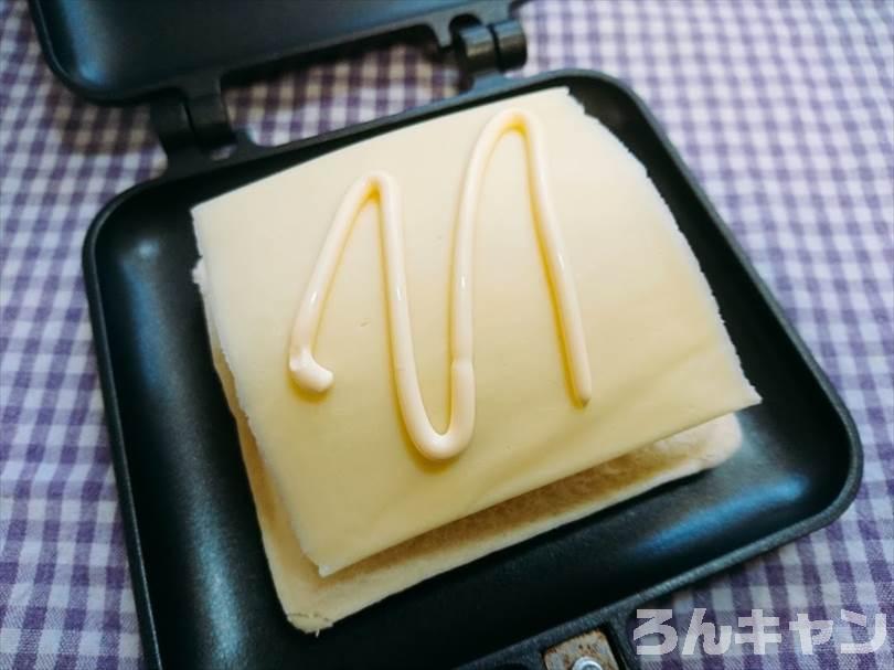 ホットサンドメーカーでチキンカレーのランチパックを重ね焼き（チキンハンバーグととろけるチーズをのせてアレンジレシピ）