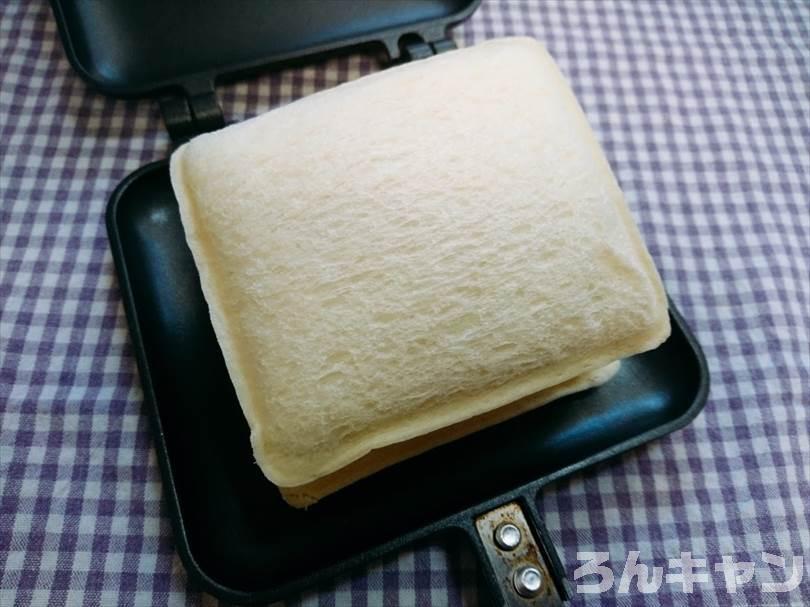 ホットサンドメーカーでチキンカレーのランチパックを重ね焼き（チキンハンバーグととろけるチーズをのせてアレンジレシピ）