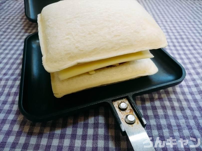 ホットサンドメーカーでチキンカレーのランチパックを重ね焼き（チキンハンバーグととろけるチーズをのせてアレンジレシピ）