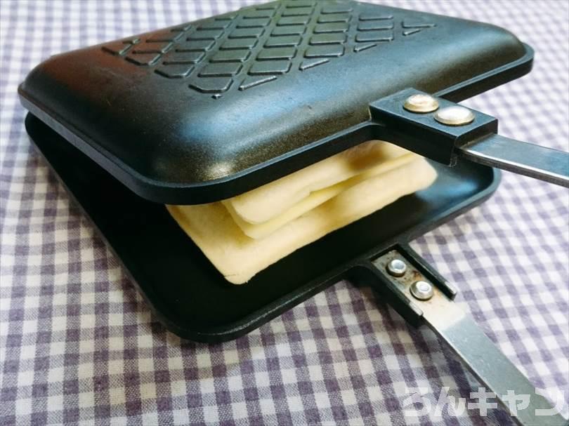 ホットサンドメーカーでチキンカレーのランチパックを重ね焼き（チキンハンバーグととろけるチーズをのせてアレンジレシピ）