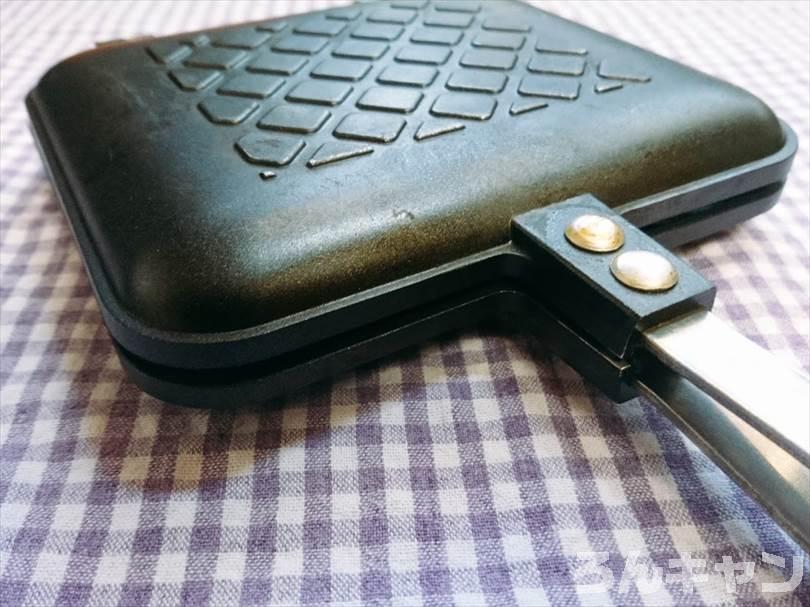 ホットサンドメーカーでチキンカレーのランチパックを重ね焼き（チキンハンバーグととろけるチーズをのせてアレンジレシピ）