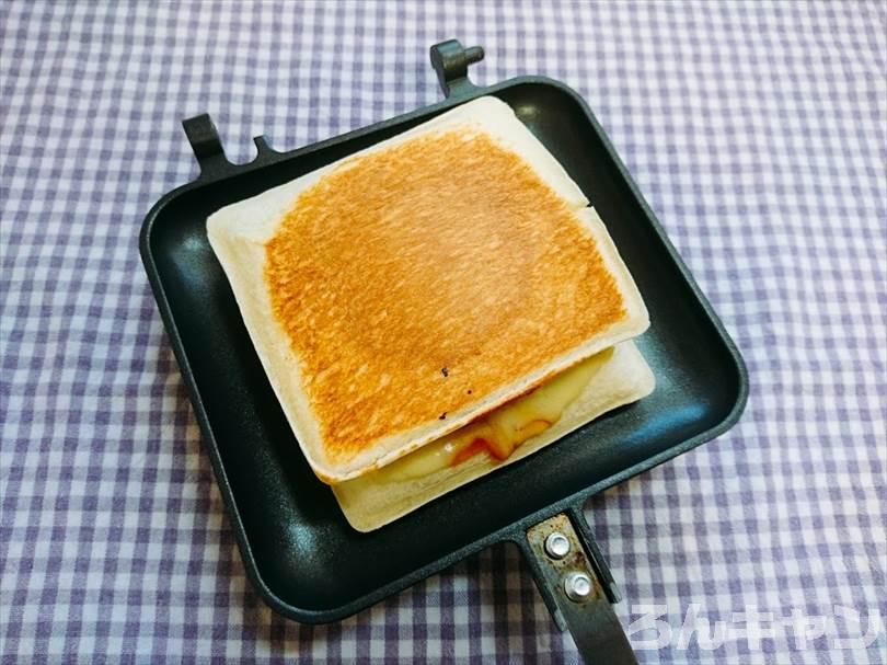 ホットサンドメーカーでチキンカレーのランチパックを重ね焼き(チキンハンバーグととろけるチーズをのせてアレンジレシピ)
