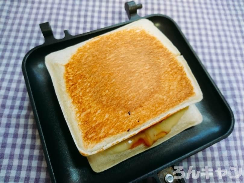 ホットサンドメーカーでチキンカレーのランチパックを重ね焼き(チキンハンバーグととろけるチーズをのせてアレンジレシピ)