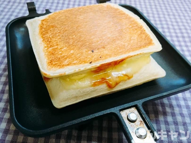 ホットサンドメーカーでチキンカレーのランチパックを重ね焼き(チキンハンバーグととろけるチーズをのせてアレンジレシピ)