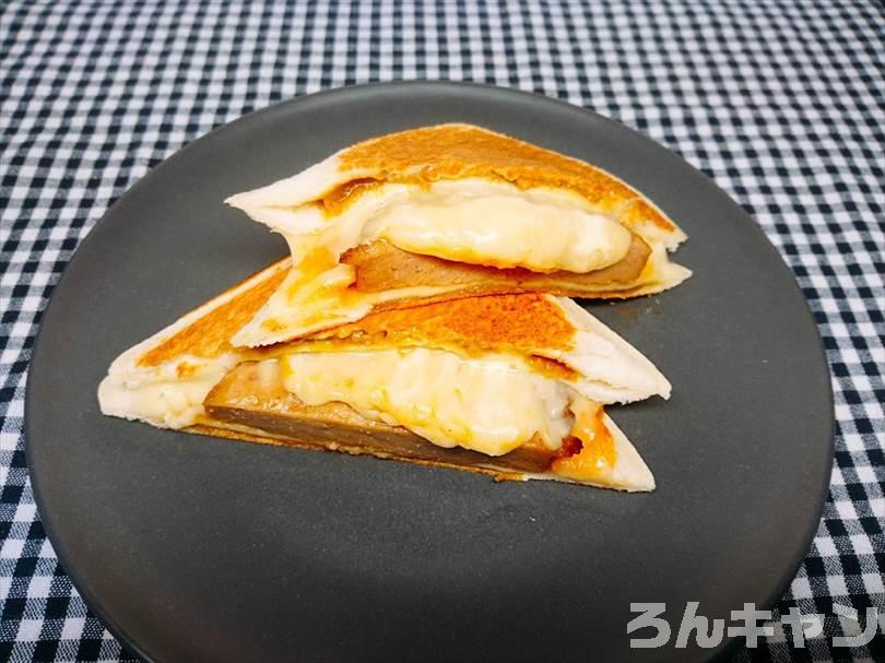 ホットサンドメーカーでチキンカレーのランチパックを重ね焼き(チキンハンバーグととろけるチーズをのせてアレンジレシピ)