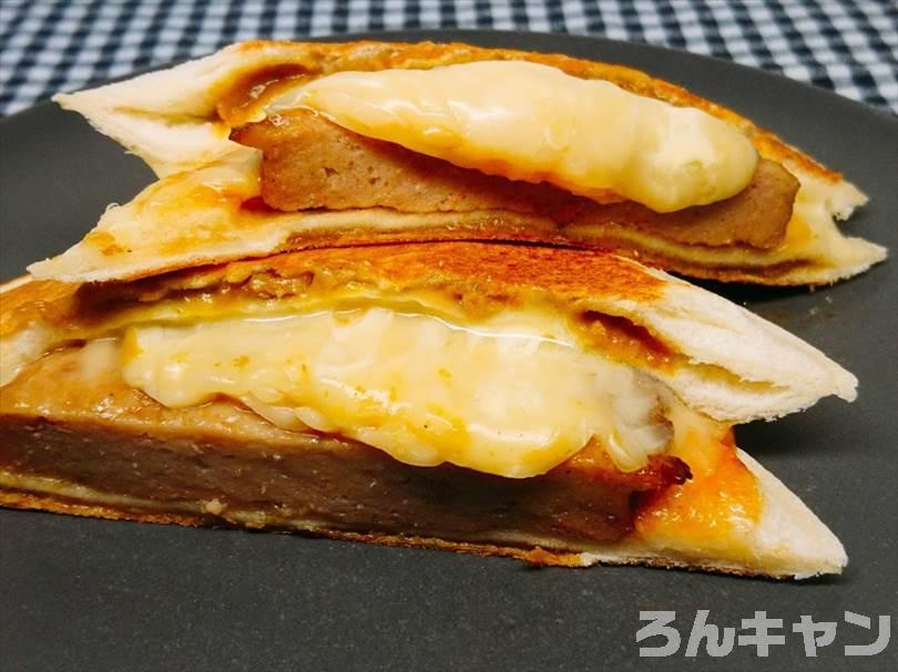 ホットサンドメーカーでチキンカレーのランチパックを重ね焼き(チキンハンバーグととろけるチーズをのせてアレンジレシピ)