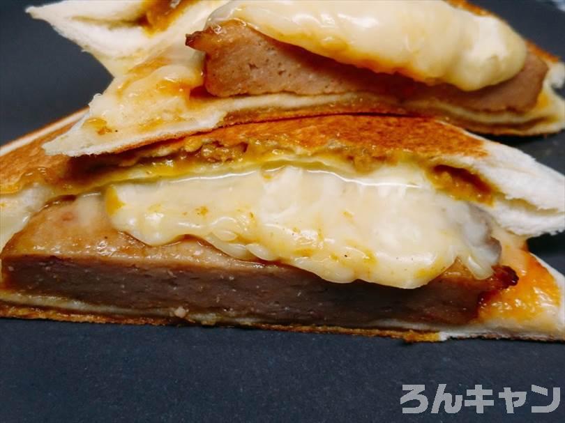 ホットサンドメーカーでチキンカレーのランチパックを重ね焼き(チキンハンバーグととろけるチーズをのせてアレンジレシピ)