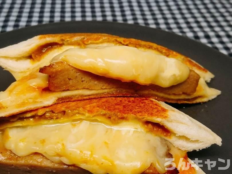 ホットサンドメーカーでチキンカレーのランチパックを重ね焼き(チキンハンバーグととろけるチーズをのせてアレンジレシピ)