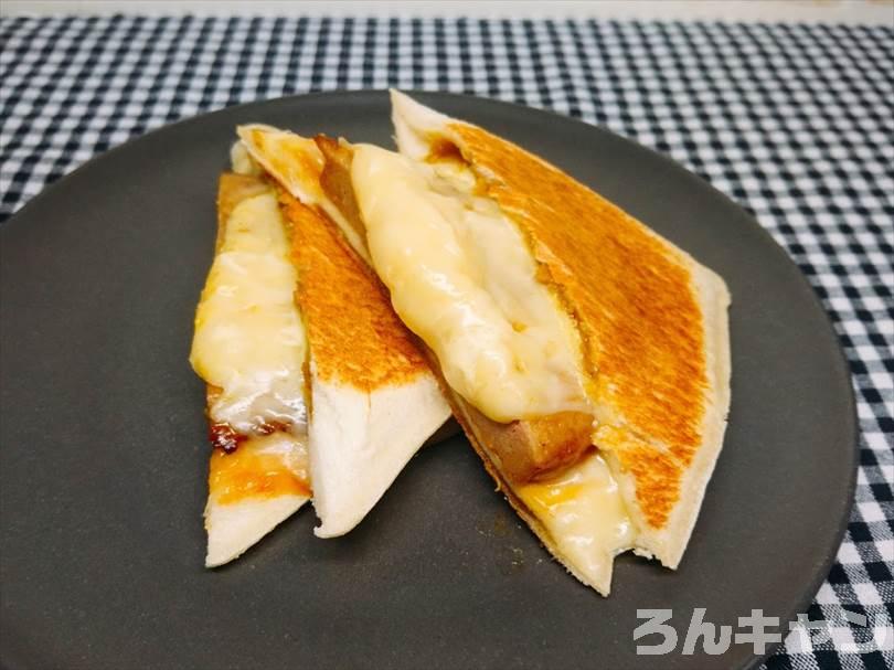 ホットサンドメーカーでチキンカレーのランチパックを重ね焼き(チキンハンバーグととろけるチーズをのせてアレンジレシピ)