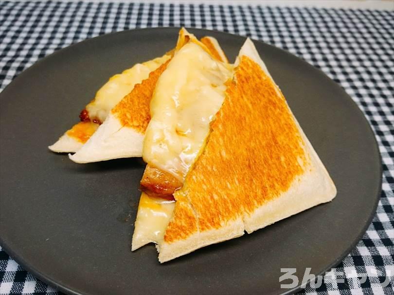 ホットサンドメーカーでチキンカレーのランチパックを重ね焼き(チキンハンバーグととろけるチーズをのせてアレンジレシピ)