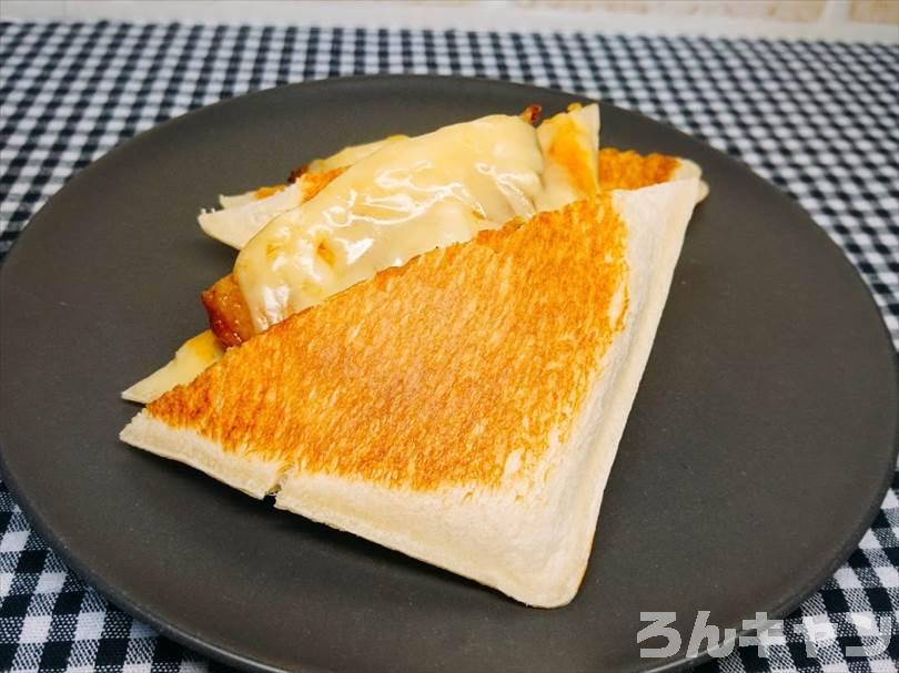 ホットサンドメーカーでチキンカレーのランチパックを重ね焼き(チキンハンバーグととろけるチーズをのせてアレンジレシピ)