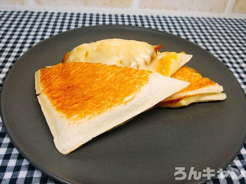 ホットサンドメーカーでチキンカレーのランチパックを重ね焼き(チキンハンバーグととろけるチーズをのせてアレンジレシピ)