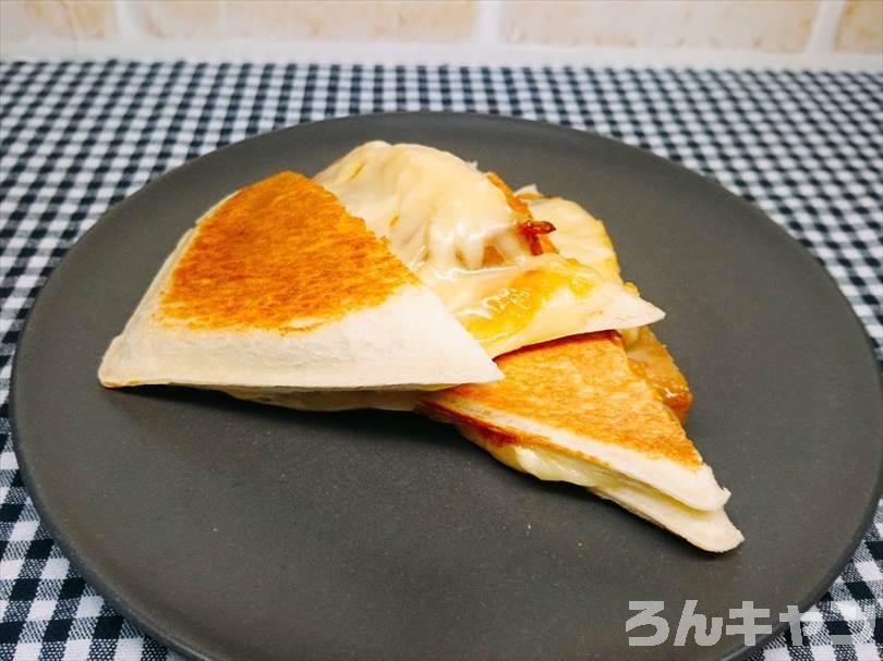 ホットサンドメーカーでチキンカレーのランチパックを重ね焼き(チキンハンバーグととろけるチーズをのせてアレンジレシピ)