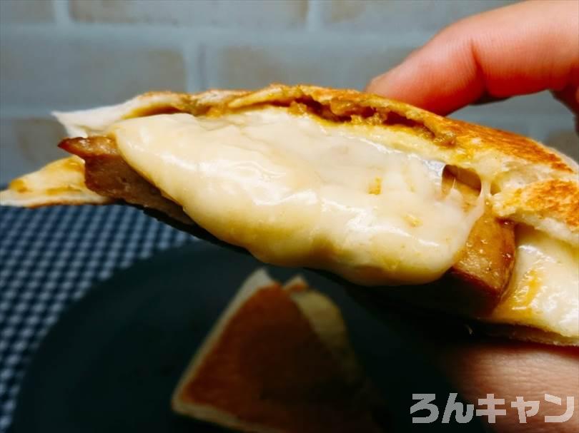 ホットサンドメーカーでチキンカレーのランチパックを重ね焼き（チキンハンバーグととろけるチーズをのせてアレンジレシピ）