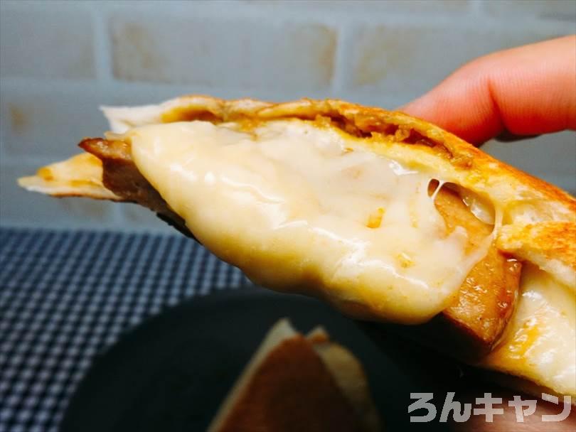ホットサンドメーカーでチキンカレーのランチパックを重ね焼き(チキンハンバーグととろけるチーズをのせてアレンジレシピ)