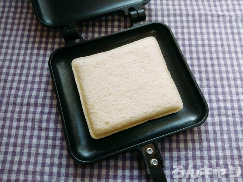 ホットサンドメーカーでたまごのランチパックを重ね焼き（コロッケととろけるチーズをのせたアレンジレシピ）