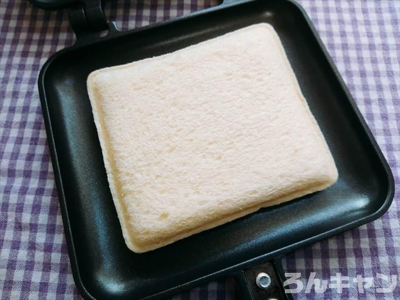 ホットサンドメーカーでたまごのランチパックを重ね焼き（コロッケととろけるチーズをのせたアレンジレシピ）