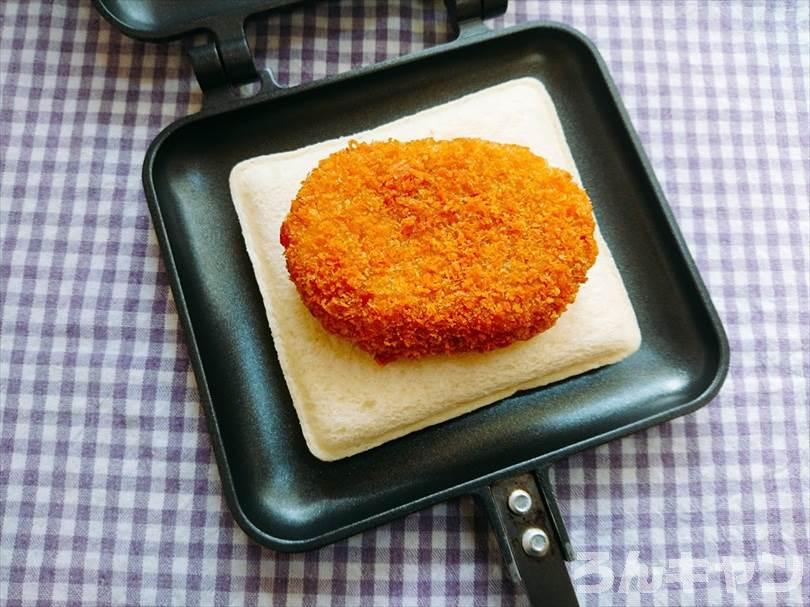 ホットサンドメーカーでたまごのランチパックを重ね焼き（コロッケととろけるチーズをのせたアレンジレシピ）