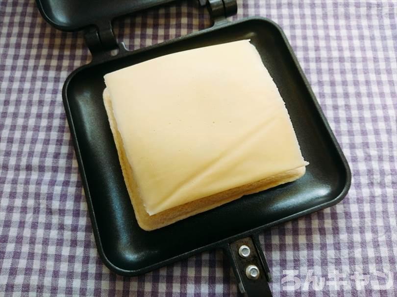 ホットサンドメーカーでたまごのランチパックを重ね焼き（コロッケととろけるチーズをのせたアレンジレシピ）