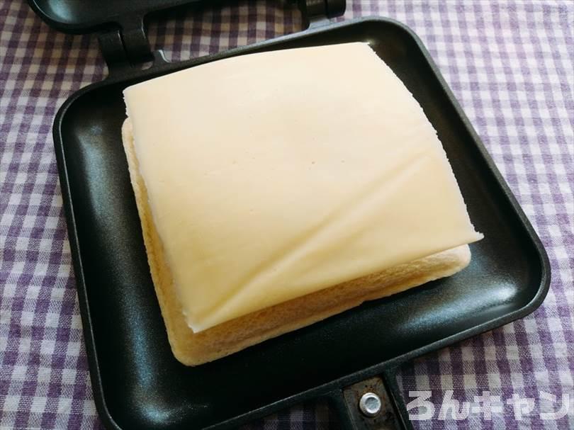 ホットサンドメーカーでたまごのランチパックを重ね焼き（コロッケととろけるチーズをのせたアレンジレシピ）