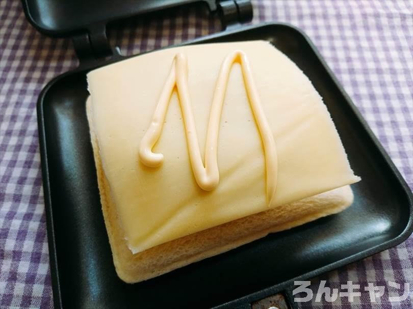 ホットサンドメーカーでたまごのランチパックを重ね焼き（コロッケととろけるチーズをのせたアレンジレシピ）