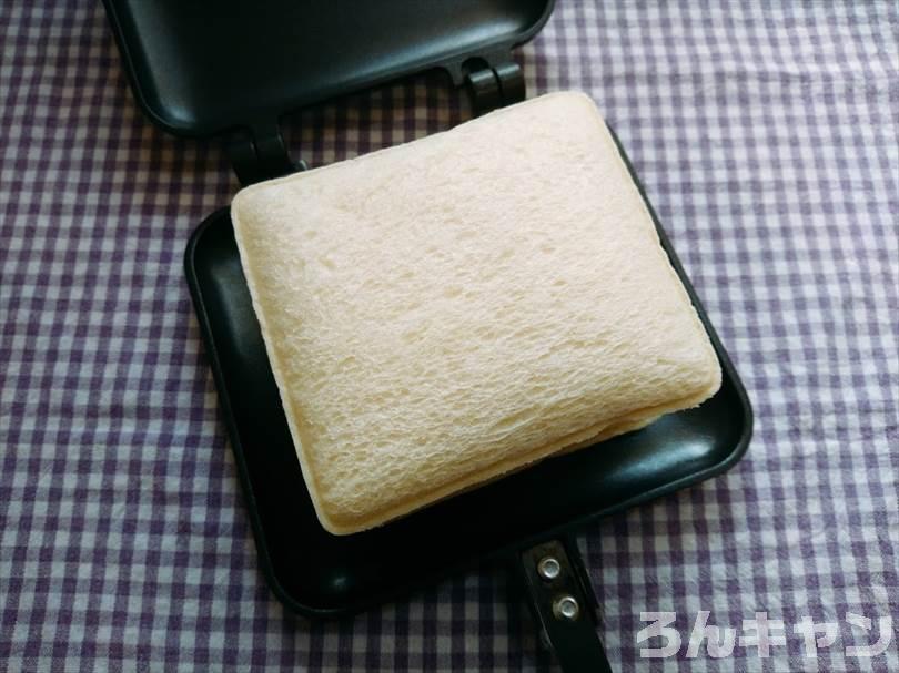 ホットサンドメーカーでたまごのランチパックを重ね焼き（コロッケととろけるチーズをのせたアレンジレシピ）
