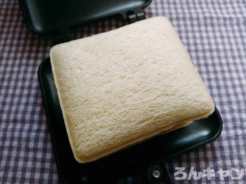 ホットサンドメーカーでたまごのランチパックを重ね焼き（コロッケととろけるチーズをのせたアレンジレシピ）