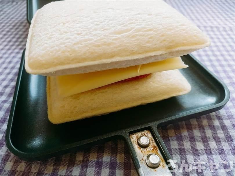ホットサンドメーカーでたまごのランチパックを重ね焼き（コロッケととろけるチーズをのせたアレンジレシピ）