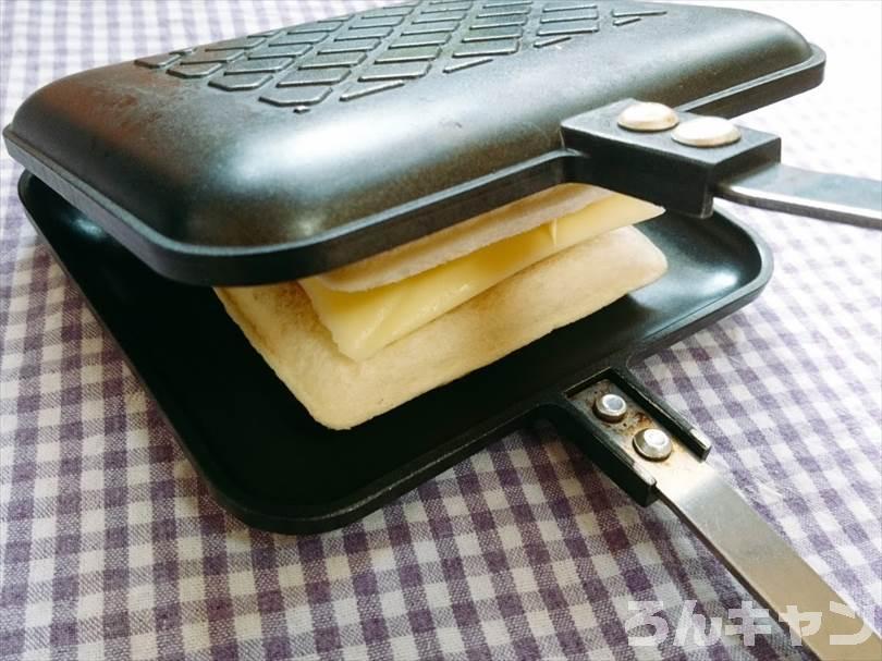 ホットサンドメーカーでたまごのランチパックを重ね焼き（コロッケととろけるチーズをのせたアレンジレシピ）
