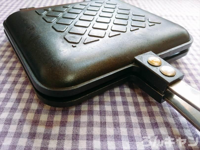 ホットサンドメーカーでたまごのランチパックを重ね焼き（コロッケととろけるチーズをのせたアレンジレシピ）