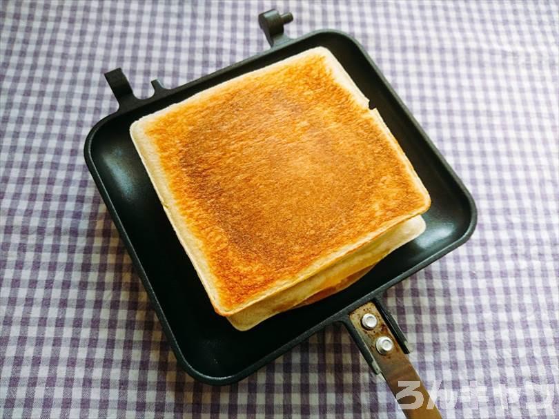 ホットサンドメーカーでたまごのランチパックを重ね焼き(コロッケととろけるチーズをのせたアレンジレシピ)