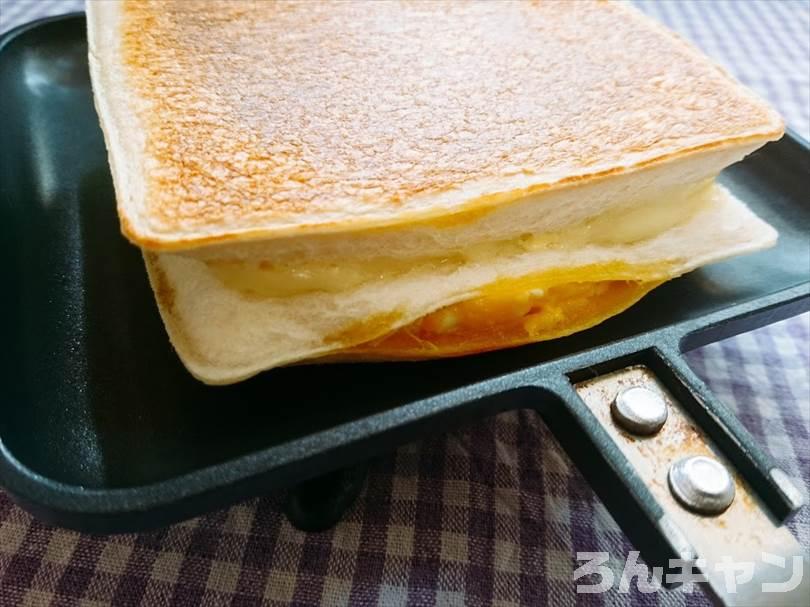 ホットサンドメーカーでたまごのランチパックを重ね焼き(コロッケととろけるチーズをのせたアレンジレシピ)