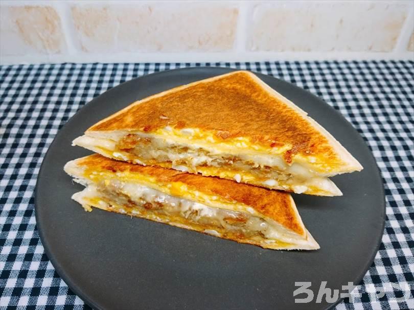 ホットサンドメーカーでたまごのランチパックを重ね焼き(コロッケととろけるチーズをのせたアレンジレシピ)
