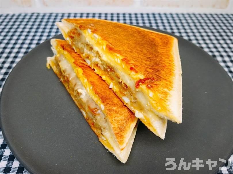 ホットサンドメーカーでたまごのランチパックを重ね焼き(コロッケととろけるチーズをのせたアレンジレシピ)