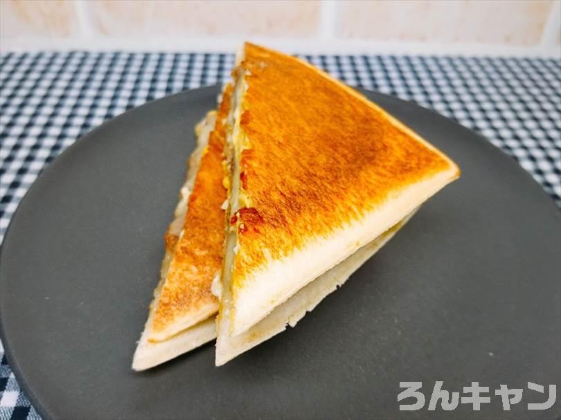 ホットサンドメーカーでたまごのランチパックを重ね焼き(コロッケととろけるチーズをのせたアレンジレシピ)