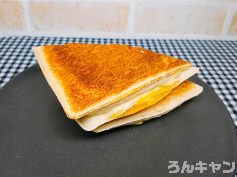 ホットサンドメーカーでたまごのランチパックを重ね焼き(コロッケととろけるチーズをのせたアレンジレシピ)