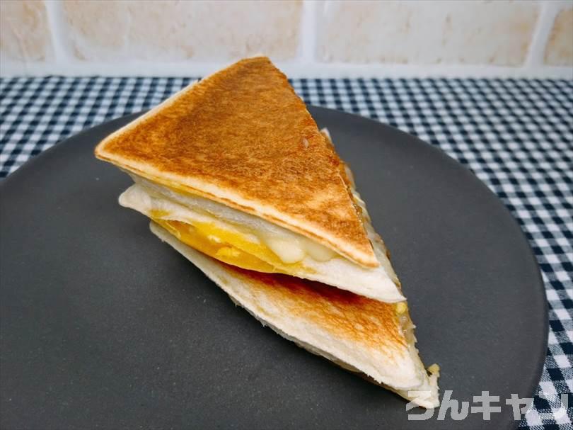ホットサンドメーカーでたまごのランチパックを重ね焼き(コロッケととろけるチーズをのせたアレンジレシピ)