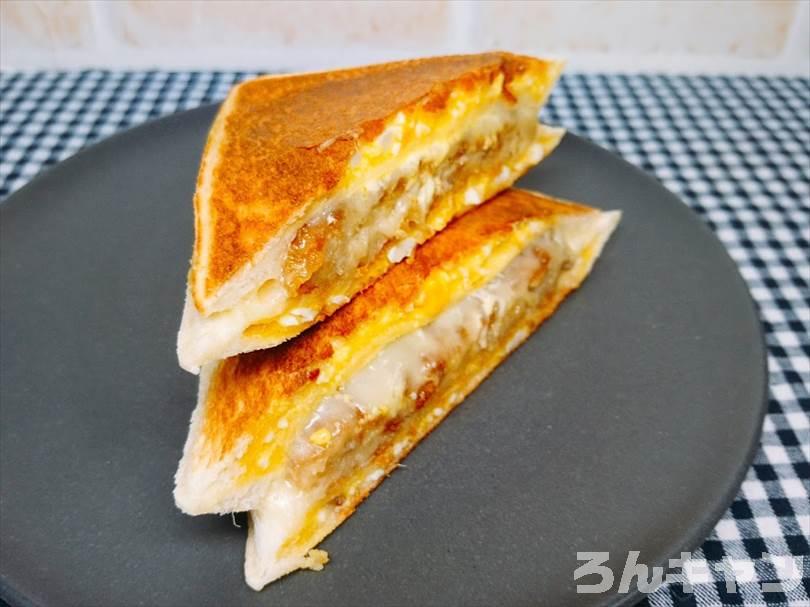 ホットサンドメーカーでたまごのランチパックを重ね焼き(コロッケととろけるチーズをのせたアレンジレシピ)