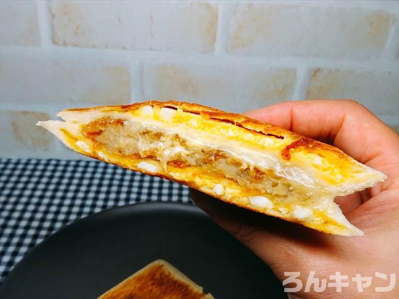ホットサンドメーカーでたまごのランチパックを重ね焼き(コロッケととろけるチーズをのせたアレンジレシピ)
