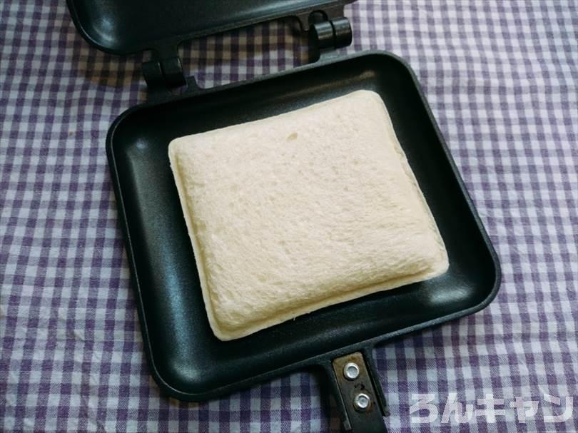 ホットサンドメーカーでハム&マヨネーズのランチパックを重ね焼き（厚切りハムカツととろけるチーズをのせてアレンジレシピ）