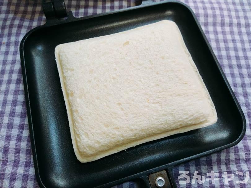 ホットサンドメーカーでハム&マヨネーズのランチパックを重ね焼き（厚切りハムカツととろけるチーズをのせてアレンジレシピ）