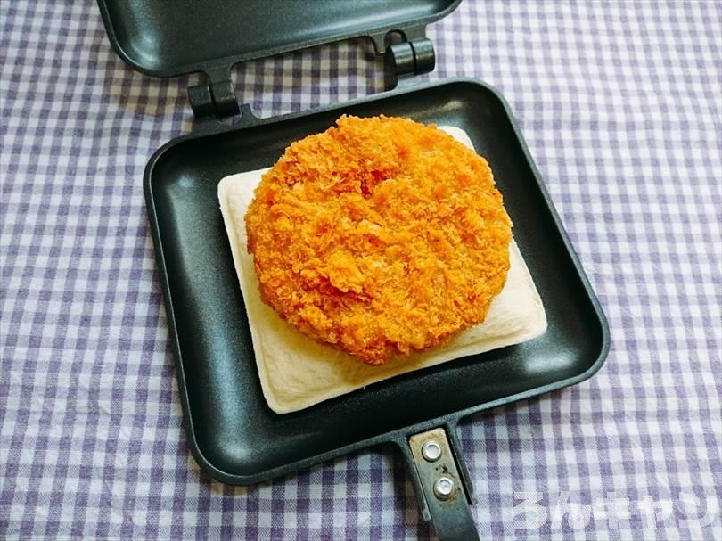 ホットサンドメーカーでハム&マヨネーズのランチパックを重ね焼き（厚切りハムカツととろけるチーズをのせてアレンジレシピ）