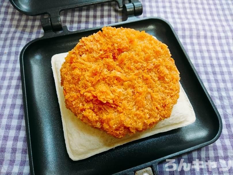 ホットサンドメーカーでハム&マヨネーズのランチパックを重ね焼き（厚切りハムカツととろけるチーズをのせてアレンジレシピ）