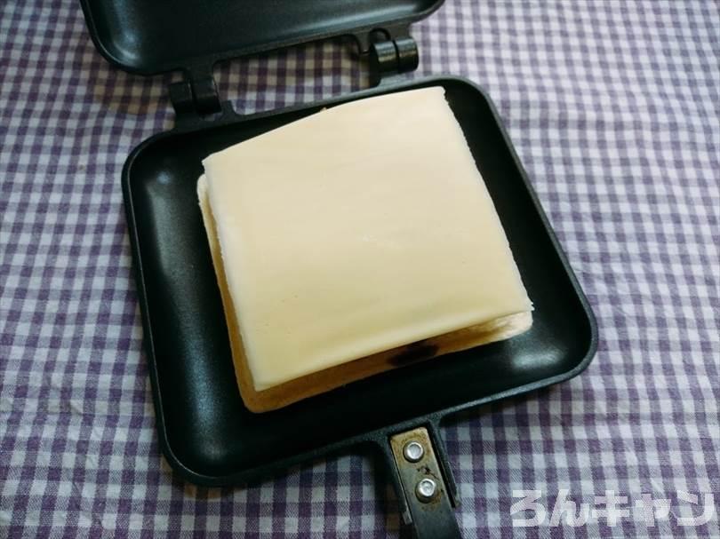 ホットサンドメーカーでハム&マヨネーズのランチパックを重ね焼き（厚切りハムカツととろけるチーズをのせてアレンジレシピ）
