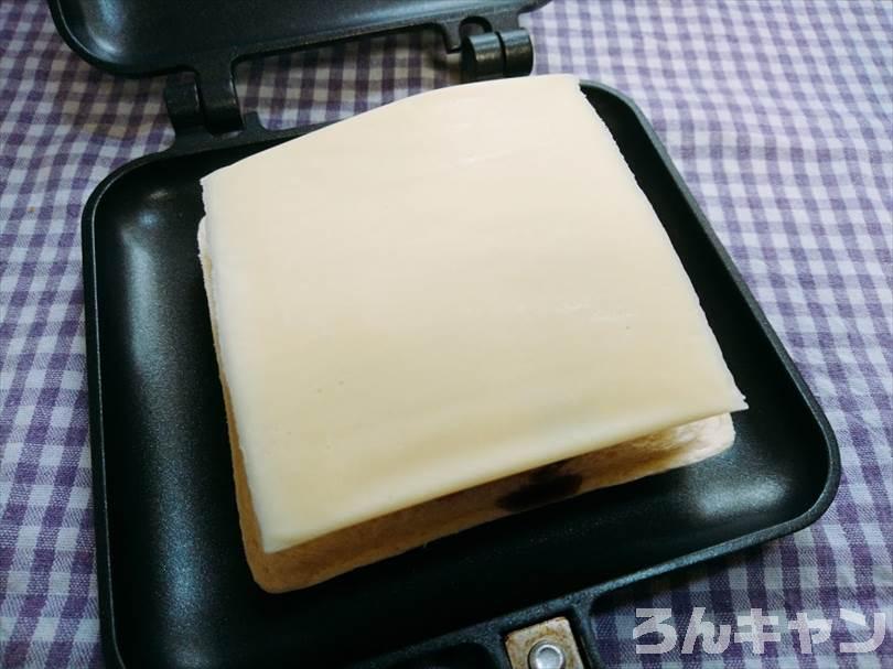 ホットサンドメーカーでハム&マヨネーズのランチパックを重ね焼き（厚切りハムカツととろけるチーズをのせてアレンジレシピ）